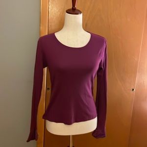 Gap, Long sleeves tee, color magenta, size M. Scoop neck, ruffle cuffs. Stretch